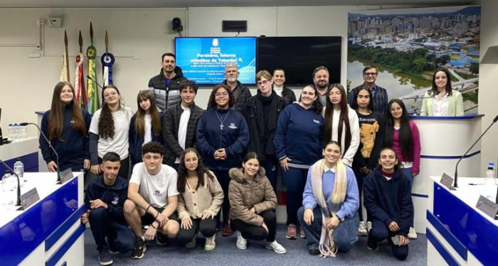 Programa de Visitas Guiadas aproxima estudantes do Poder Legislativo em Tubarão