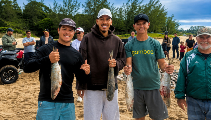 Ex-Liverpool acompanha pesca da tainha na Praia da Gamboa, em Garopaba ...